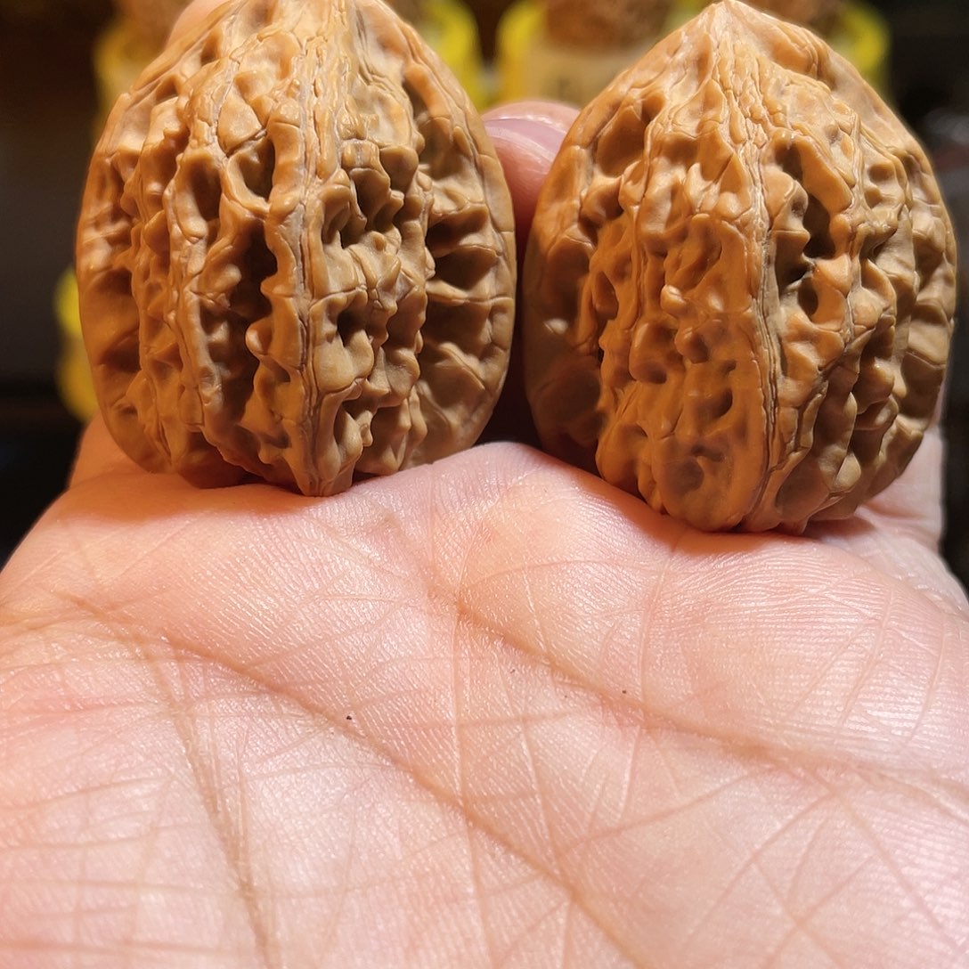 文玩核桃吊坠狼牙山鸡心