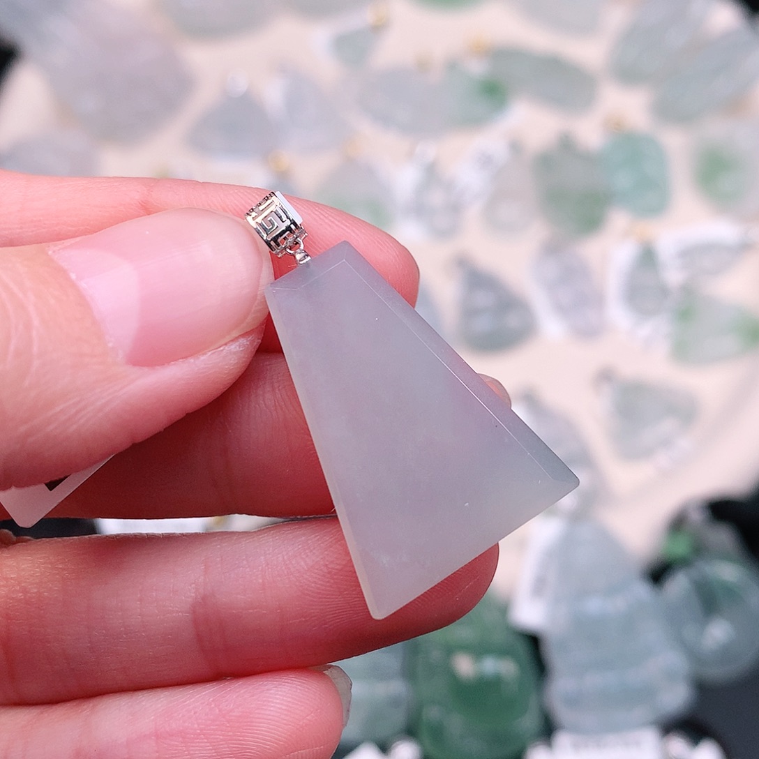 翡翠颈饰18K金镶嵌冰无事牌