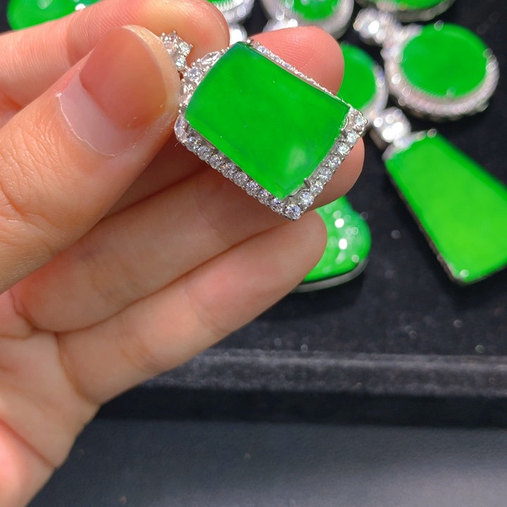 翡翠银S925镶嵌颈饰一个