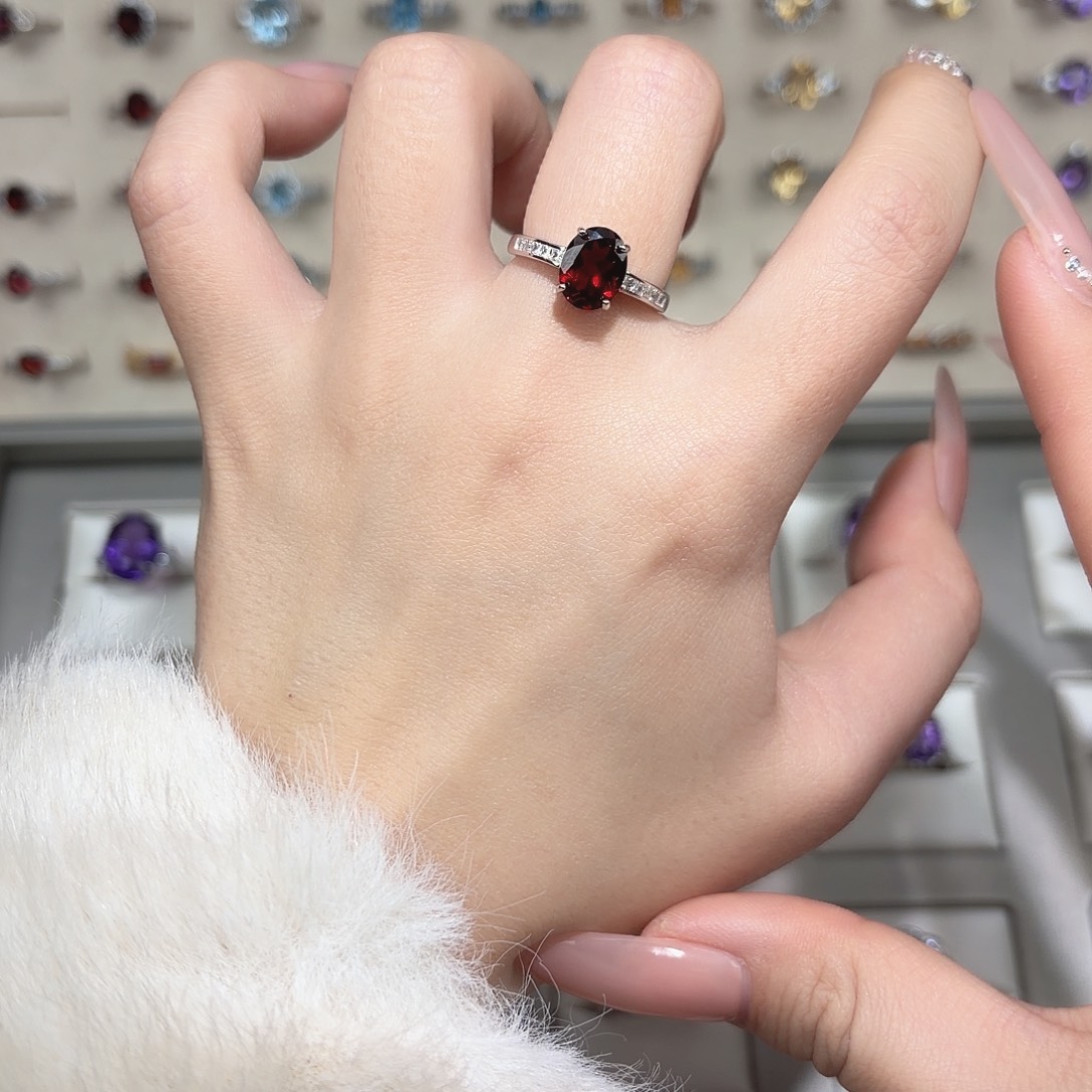 戒指银S925镶嵌石榴石精致简约款鸽血红