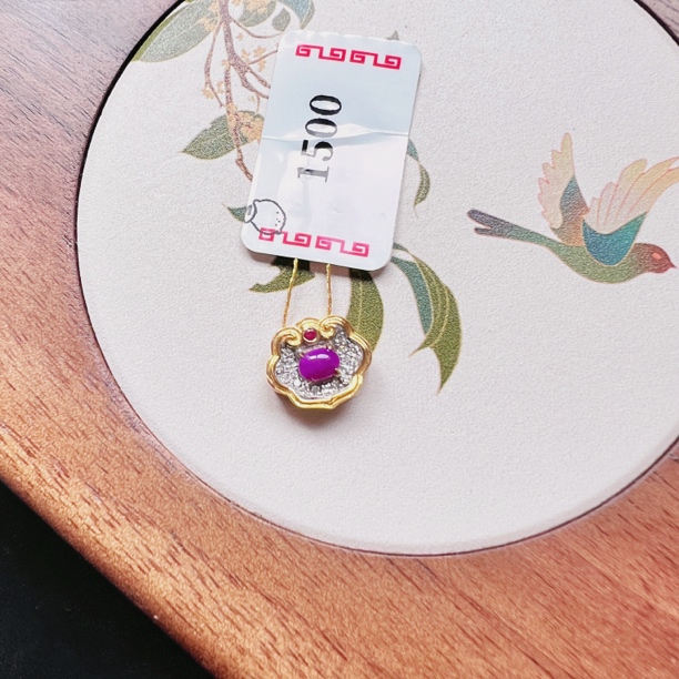 【推荐】18k金镶嵌果酱舒俱来潘潘吊坠/S1019851