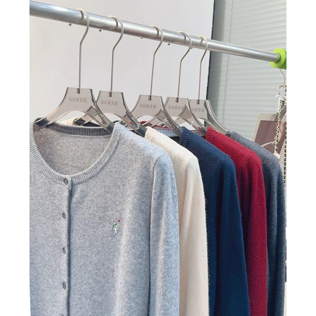 【山羊绒+绵羊毛+莱赛尔】~高定版！刺绣圆领针织衫女开衫外套B1580