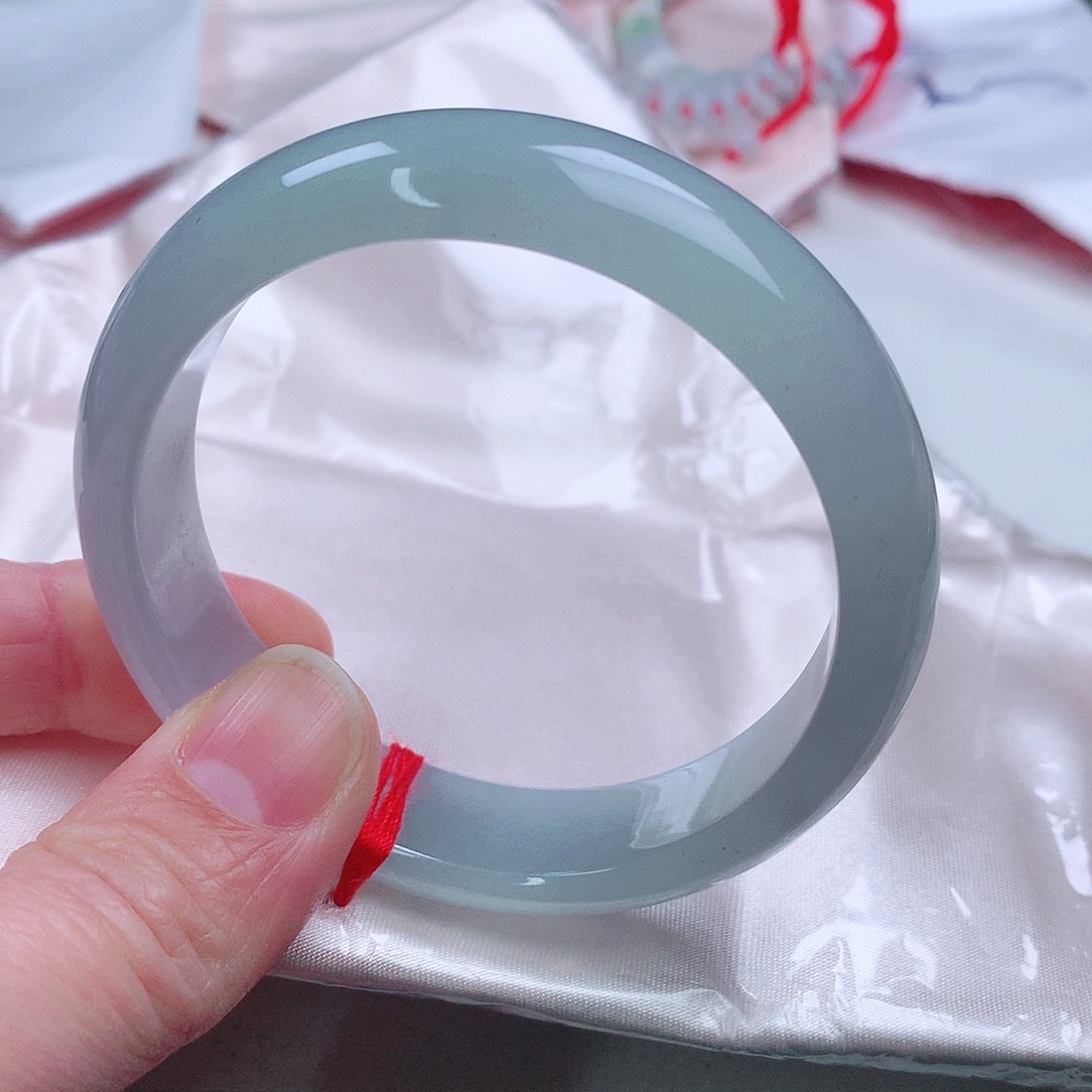 翡翠手镯未镶嵌。。