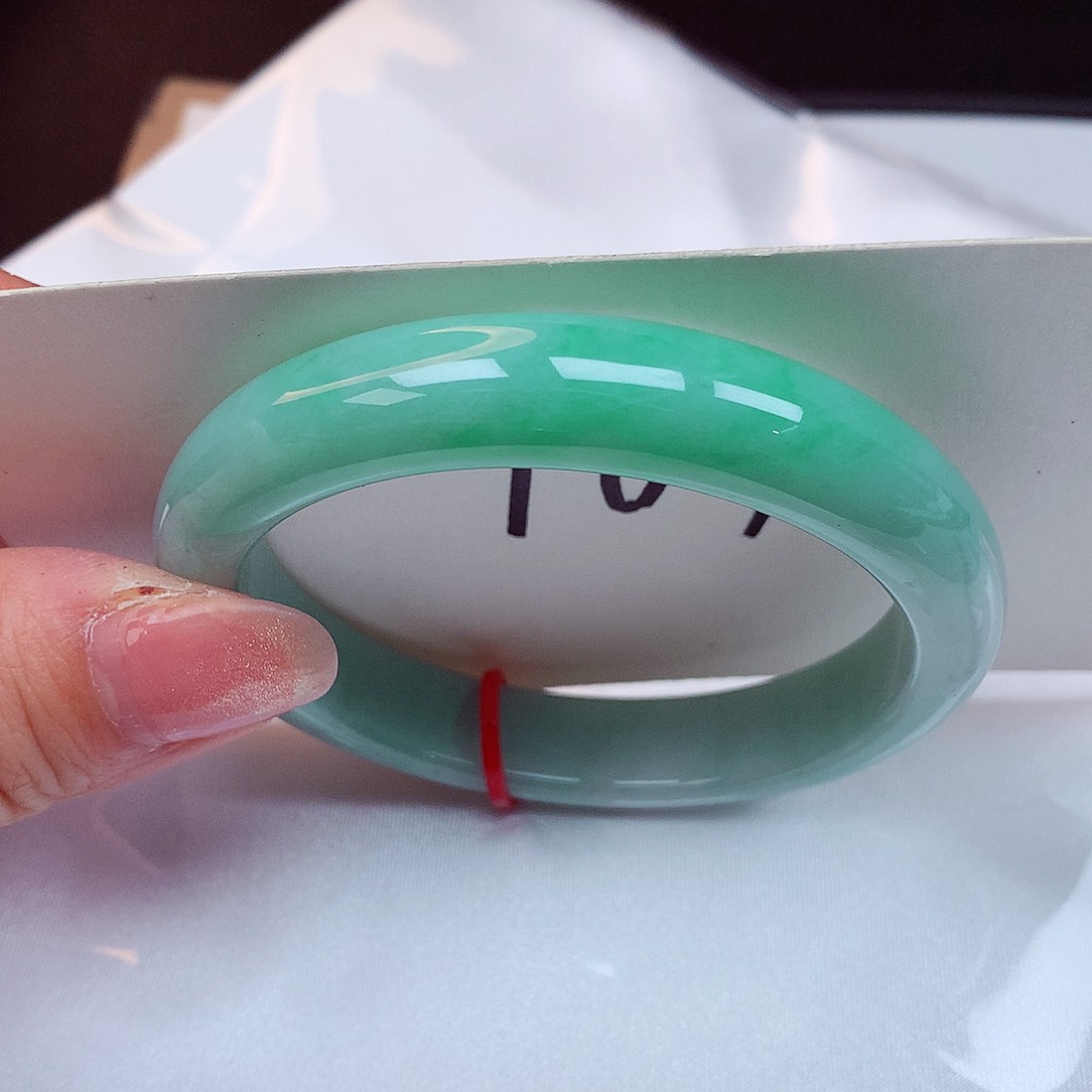 翡翠手镯未镶嵌翡翠