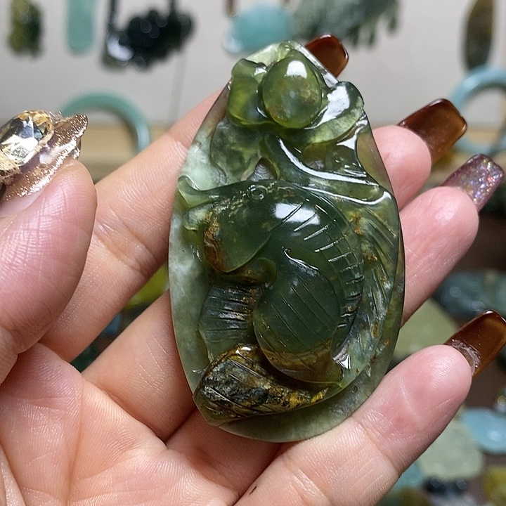 蛇纹石玉吊坠未镶嵌