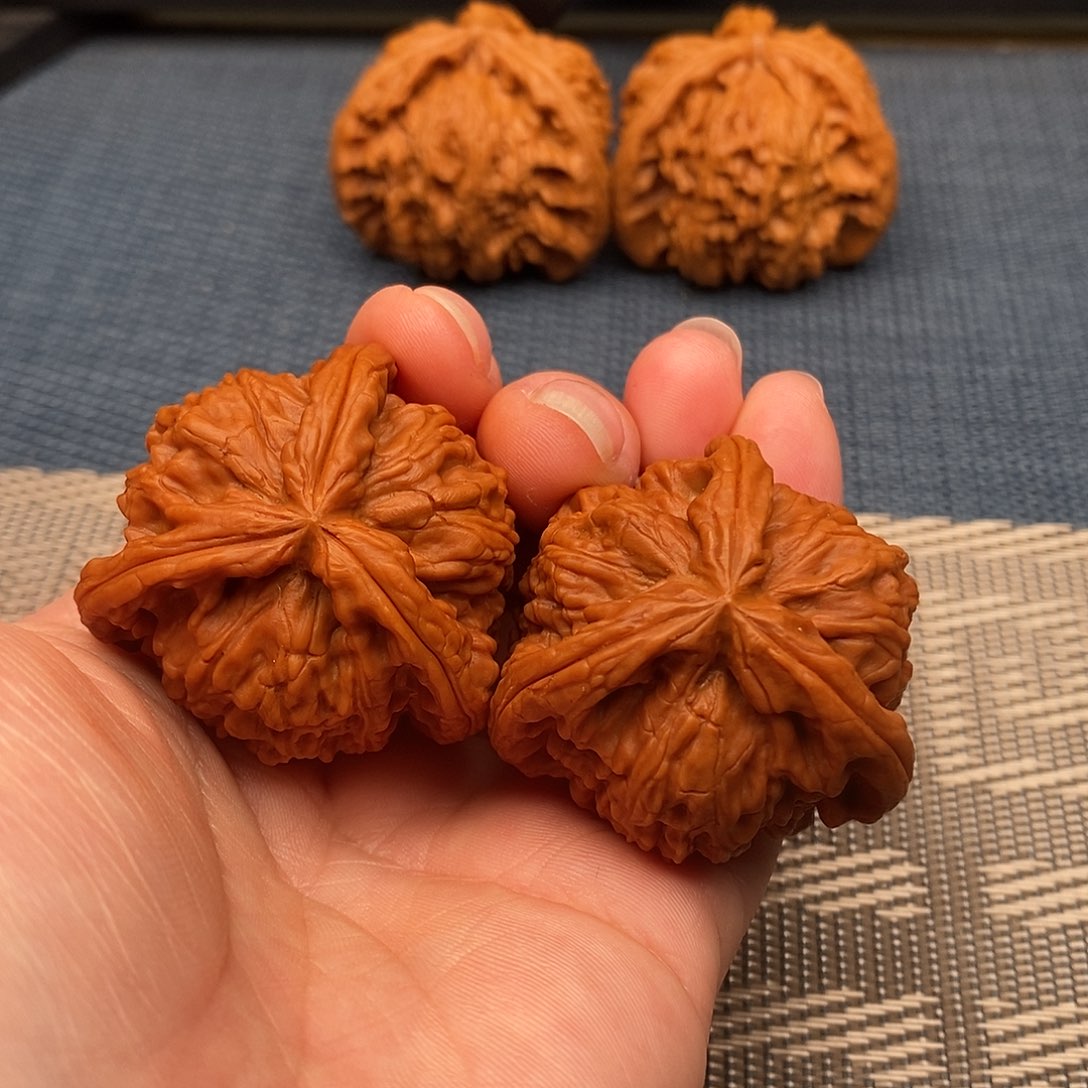 ****白文玩核桃吊坠三棱