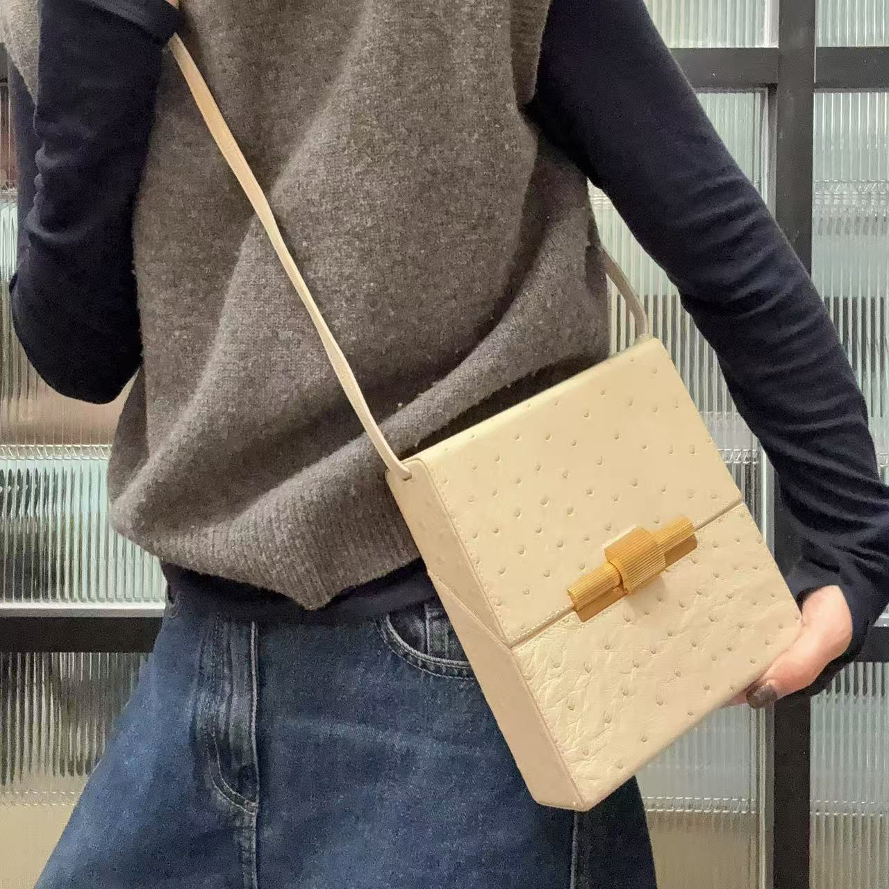 95新 BOTTEGA VENETA/葆蝶家 【蕾】 93 0244 鸵鸟皮硬盒斜挎包
