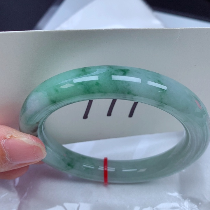 翡翠手镯未镶嵌翡翠