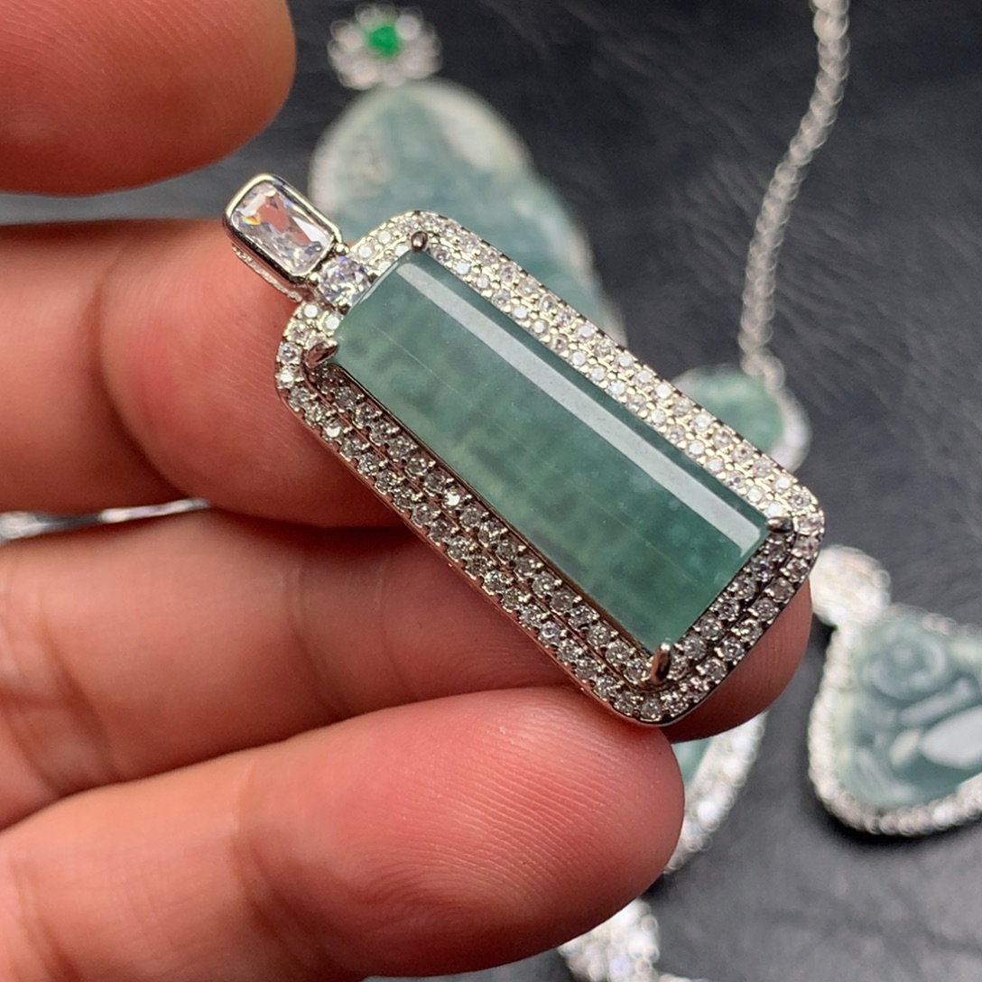 翡翠未镶嵌颈饰无事牌