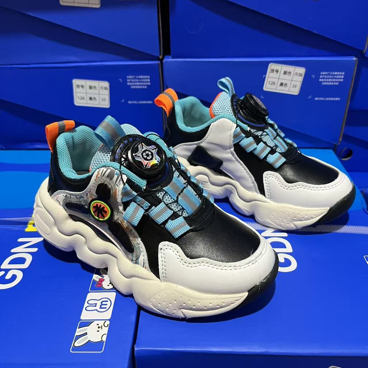 男童新款透气皮面运动鞋旋转女孩防水跑步休闲鞋默认瑕疵介意慎拍