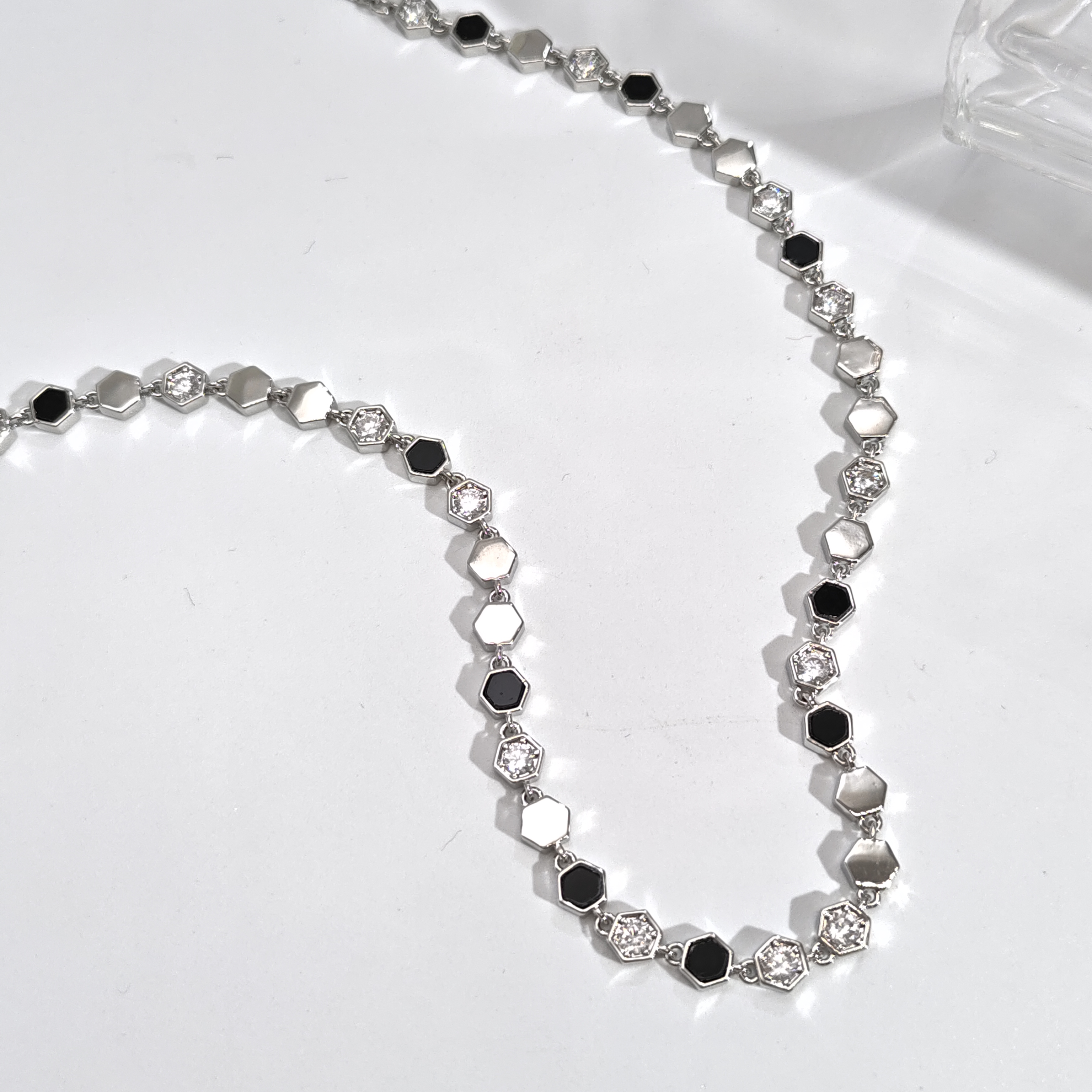 铜合金锆石项链 06502小众高级感黑白闪闪锆石可抽拉锁骨链