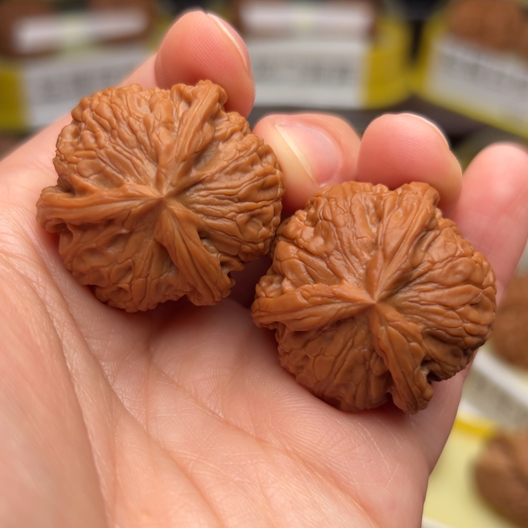 文玩核桃吊坠龙胆
