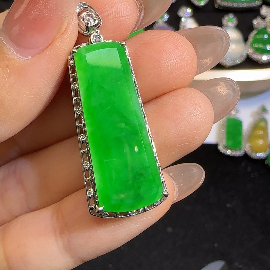 翡翠颈饰18K金镶嵌。