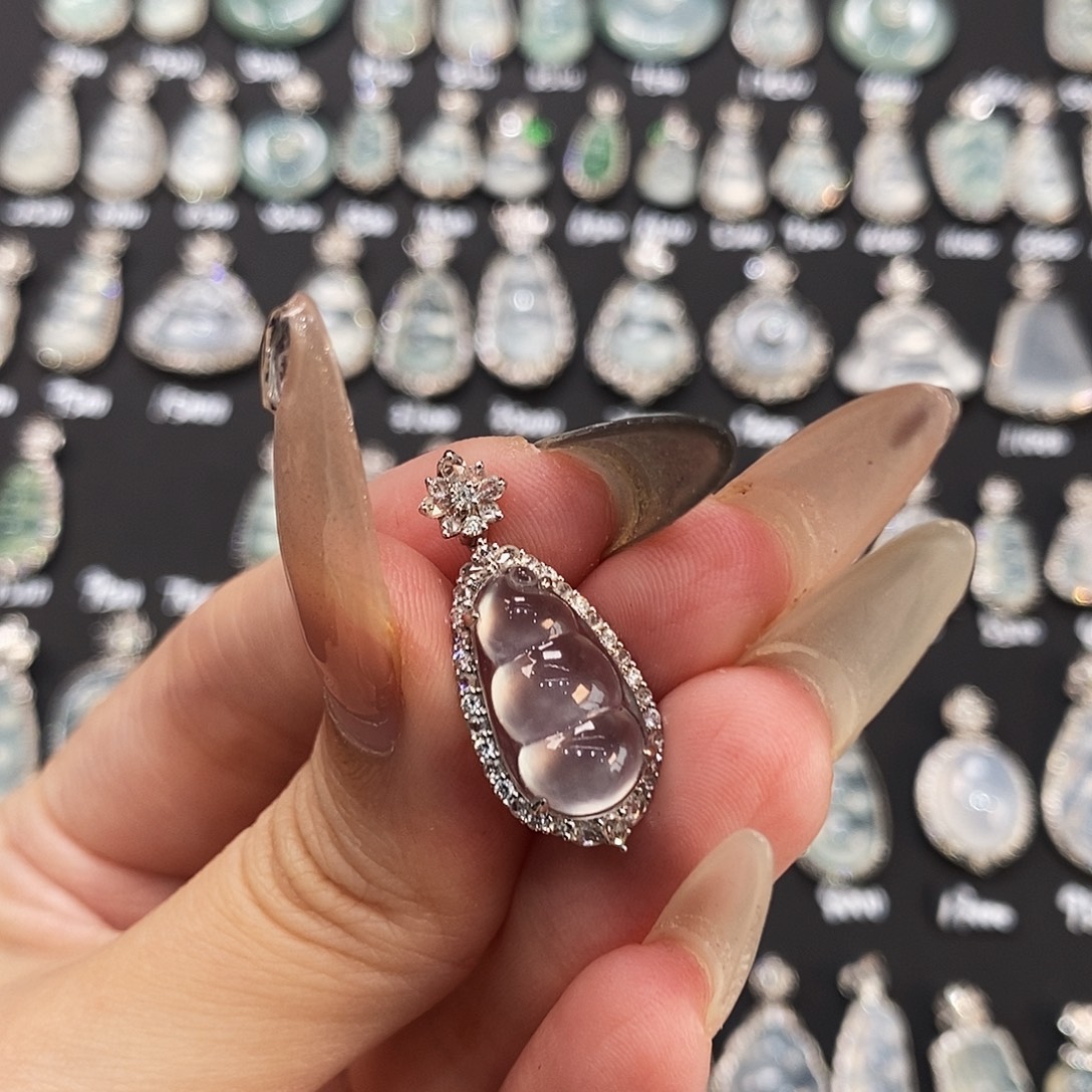 颈饰18K金镶嵌翡翠