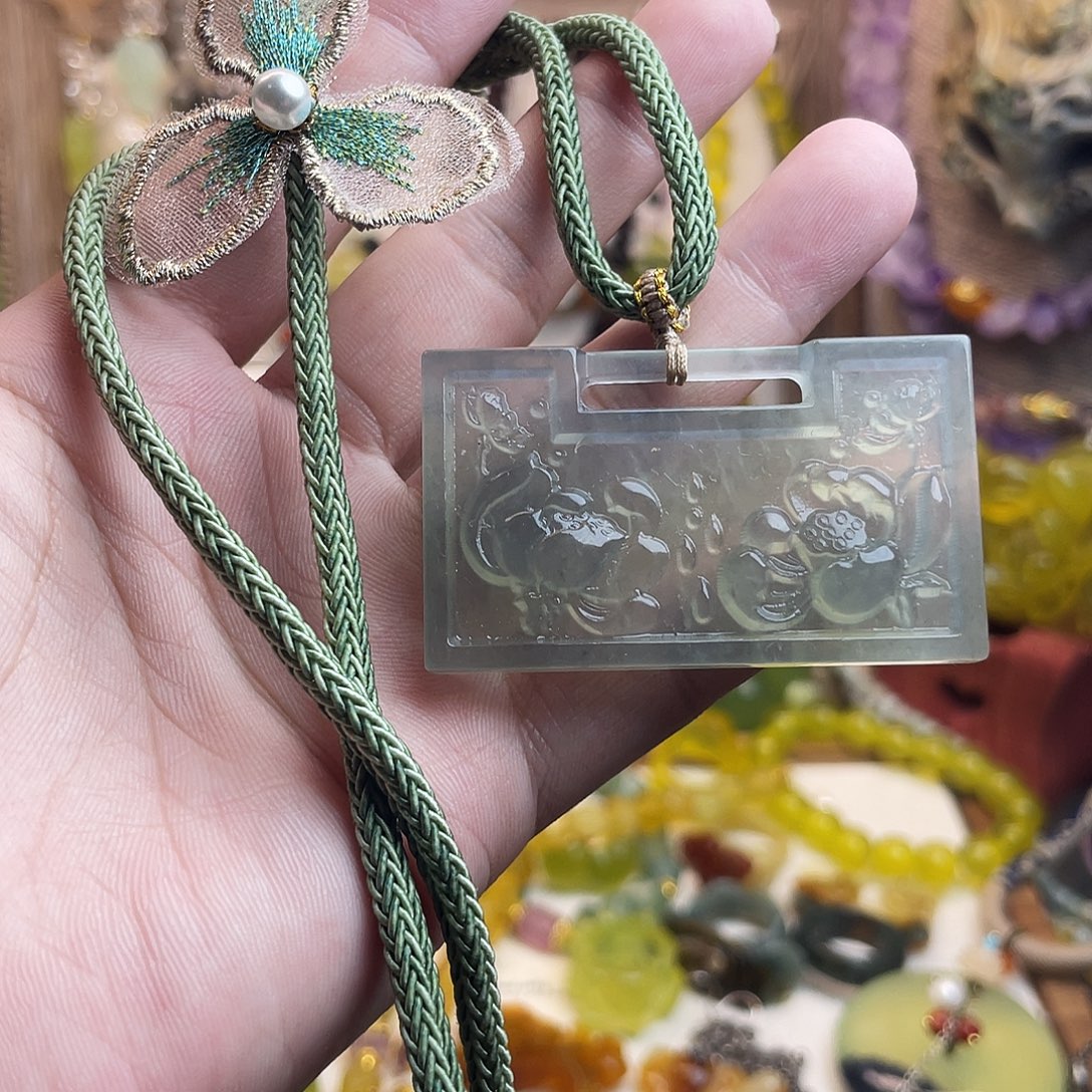 未镶嵌蛇纹石玉吊坠