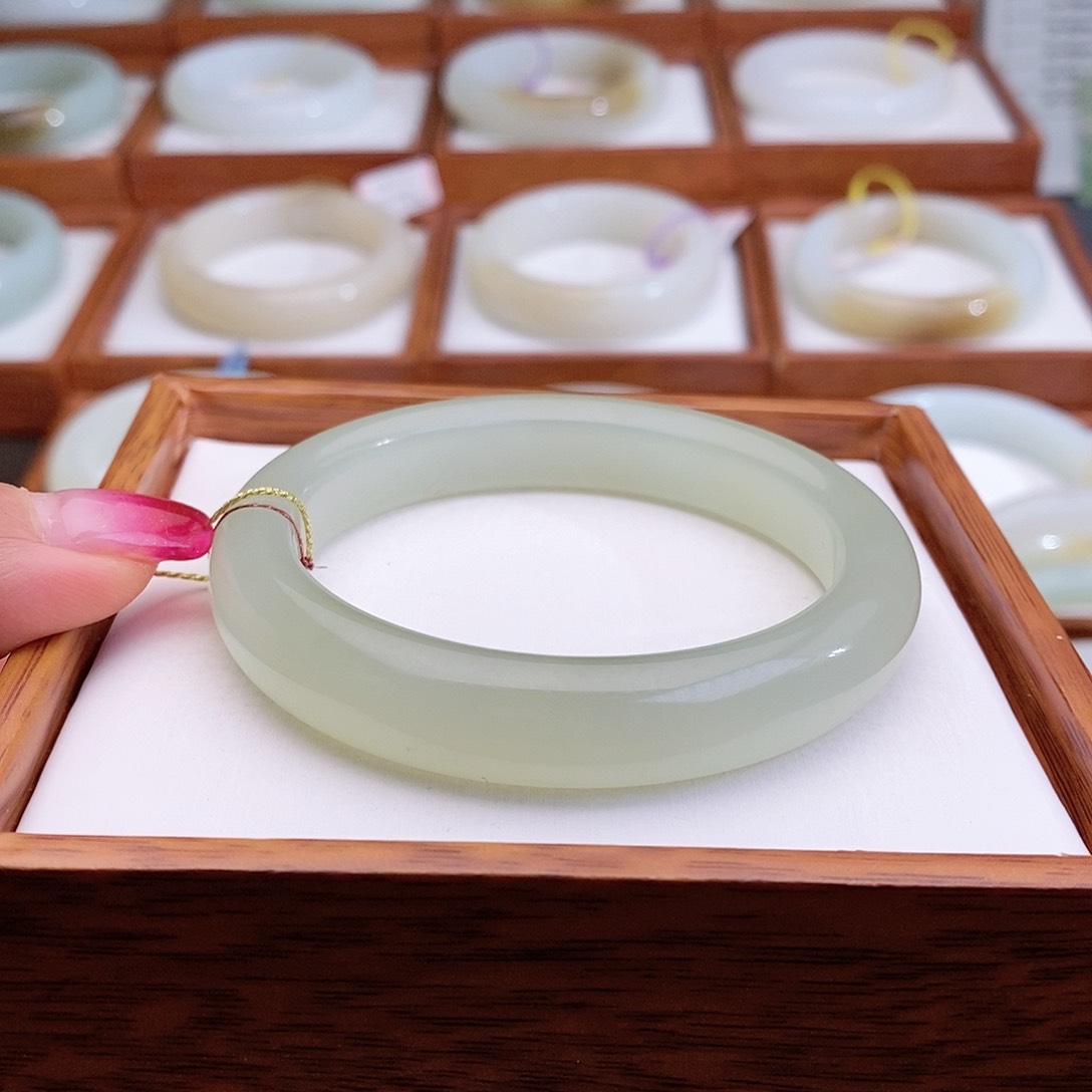 和田玉手镯未镶嵌淄****司54.6