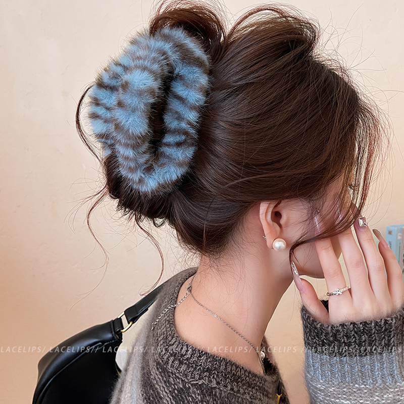 秋冬蓝色毛绒镂空抓夹女高级感鲨鱼夹饱满后脑勺发夹2025新款发饰