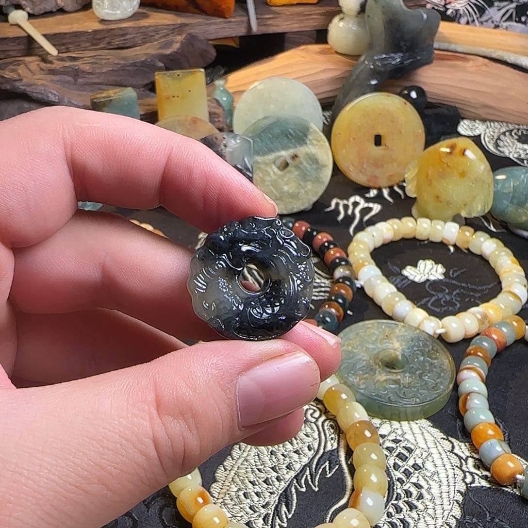 蛇纹石玉未镶嵌颈饰