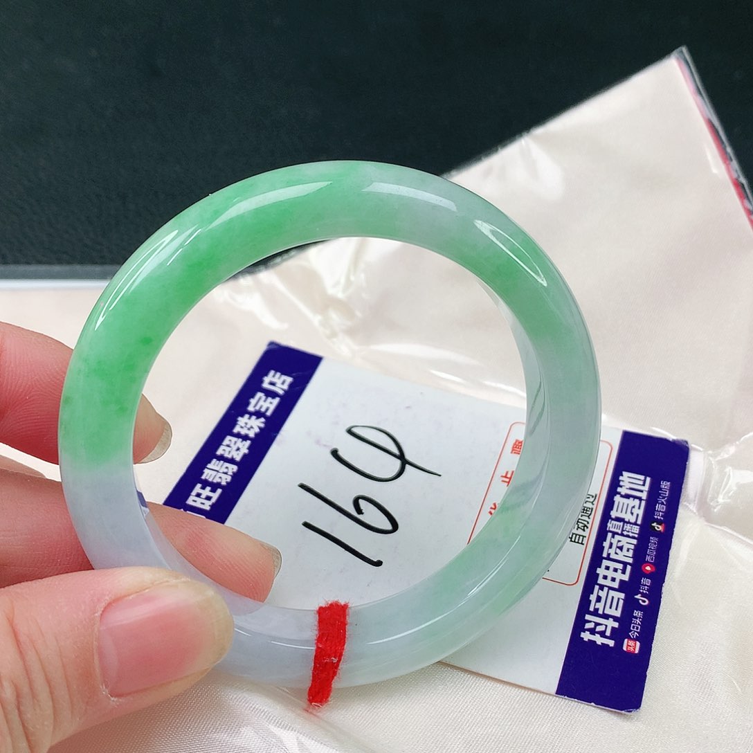 翡翠手镯未镶嵌翡翠