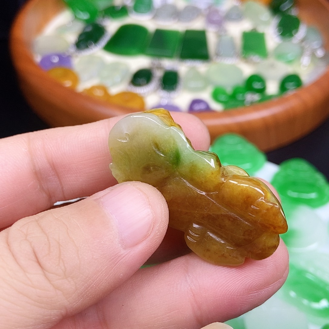 翡翠未镶嵌颈饰貔貅