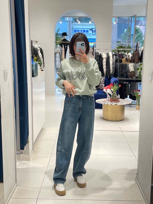 浅蓝色牛仔弯刀裤显瘦高腰软