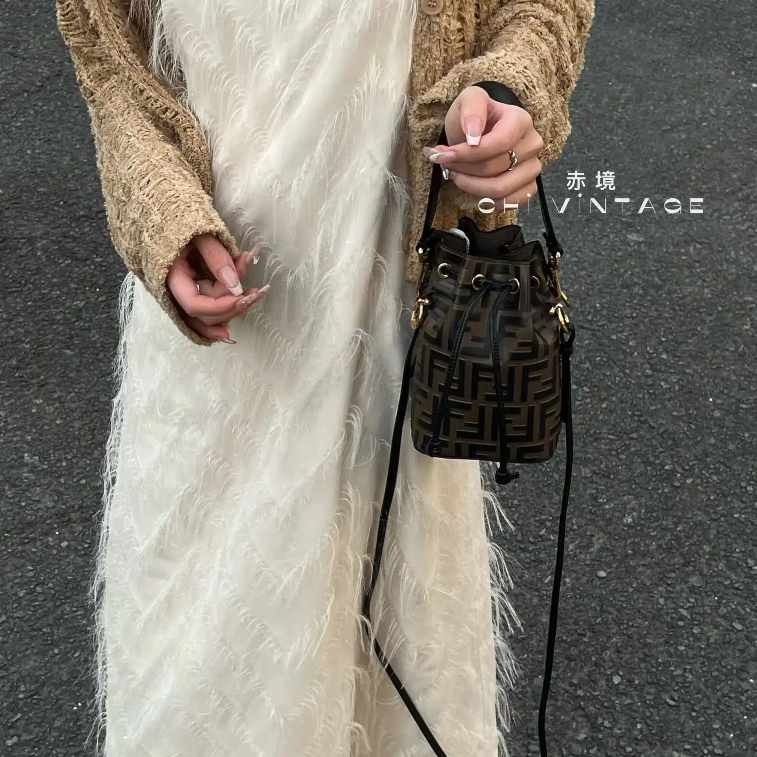 95新 FENDI/芬迪 【垚专属】3919 棕色老花小水桶手提斜挎包