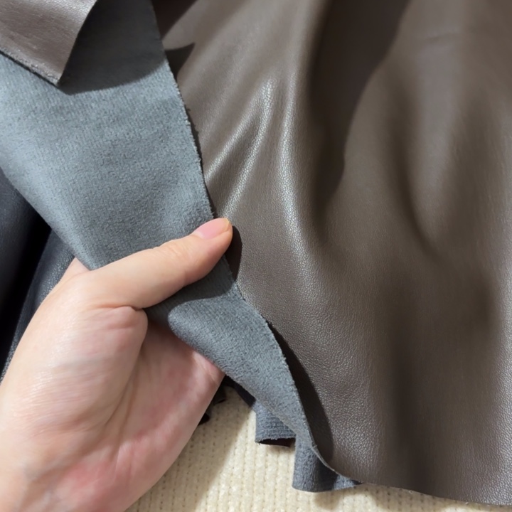 混纺深咖色高货麂皮2.5米。 