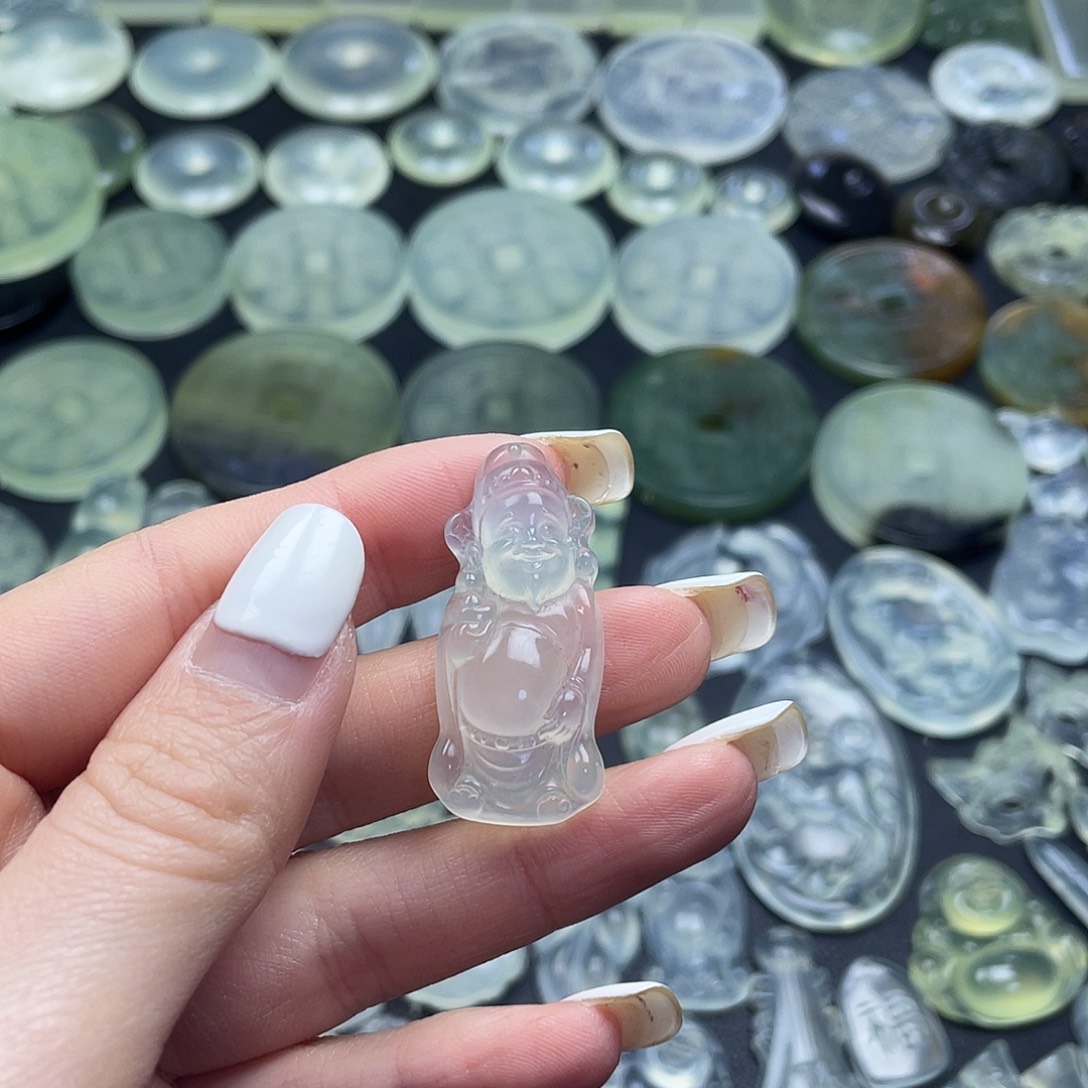 岫玉未镶嵌颈饰财神