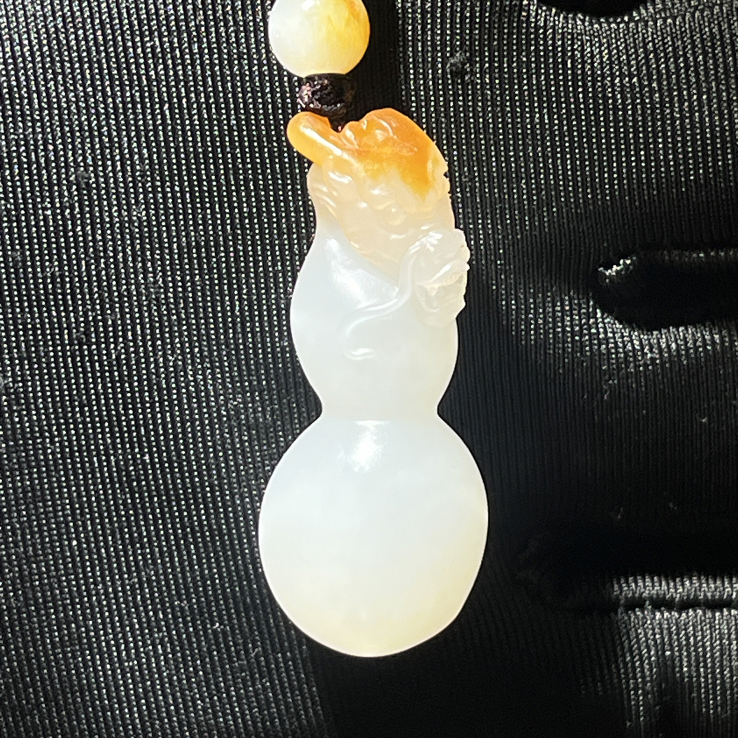 新疆和田籽料挂件龙头葫芦俏色巧雕白细润油性十足天然皮色