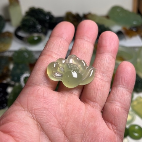 蛇纹石玉未镶嵌颈饰