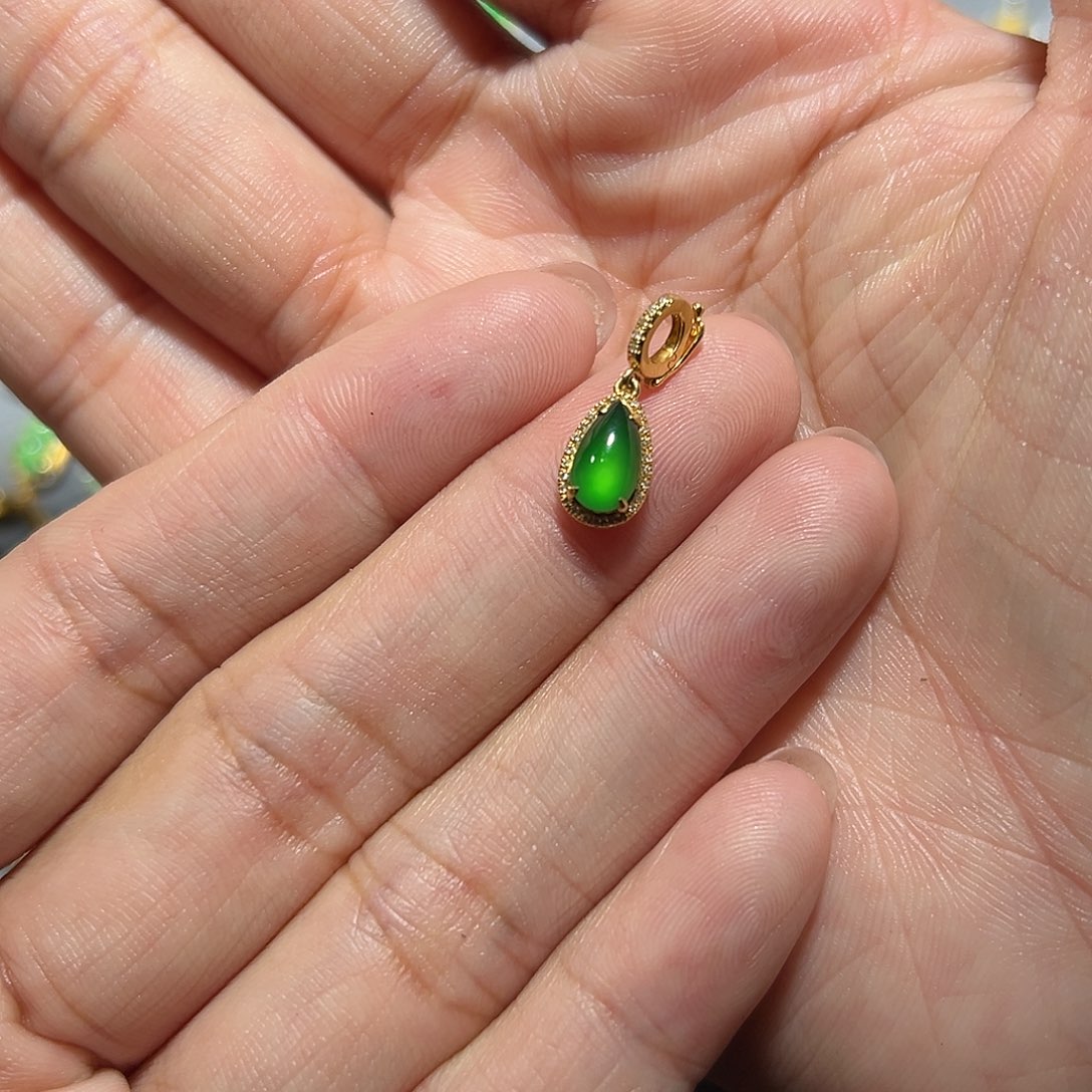 翡翠18K金镶嵌颈饰