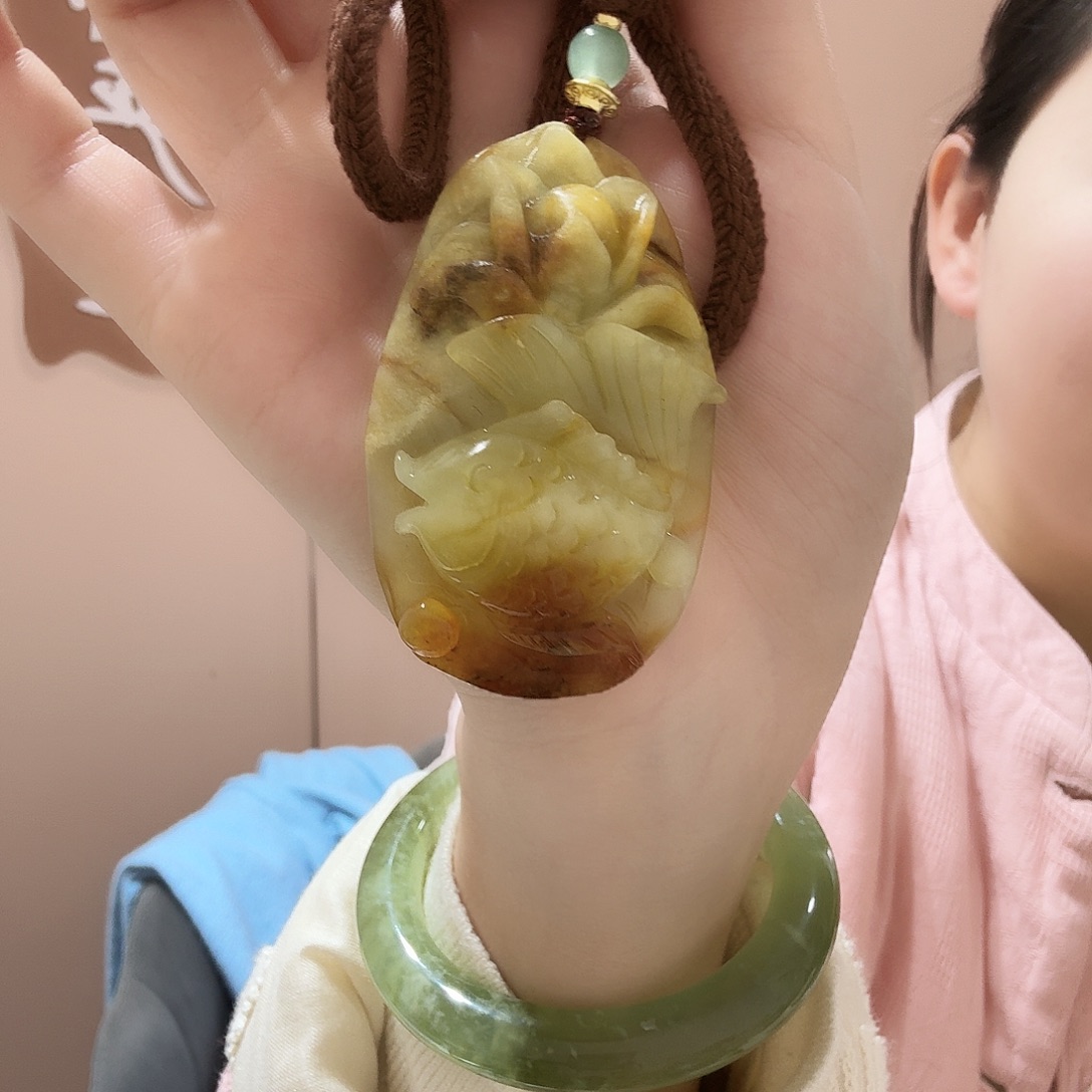 蛇纹石玉未镶嵌颈饰