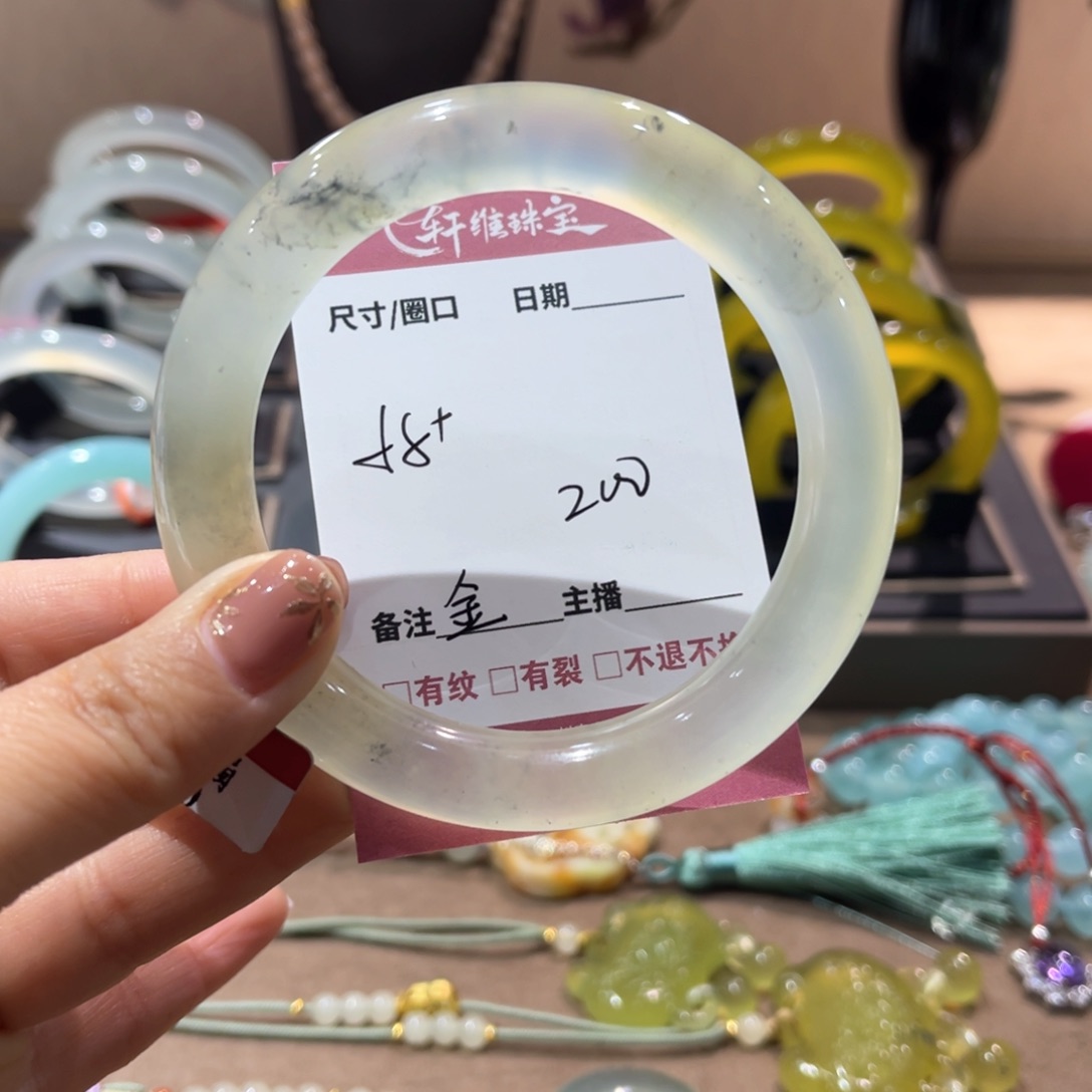 岫玉手镯未镶嵌金***?手镯