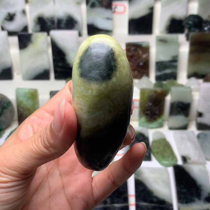 独山玉未镶嵌颈饰原石