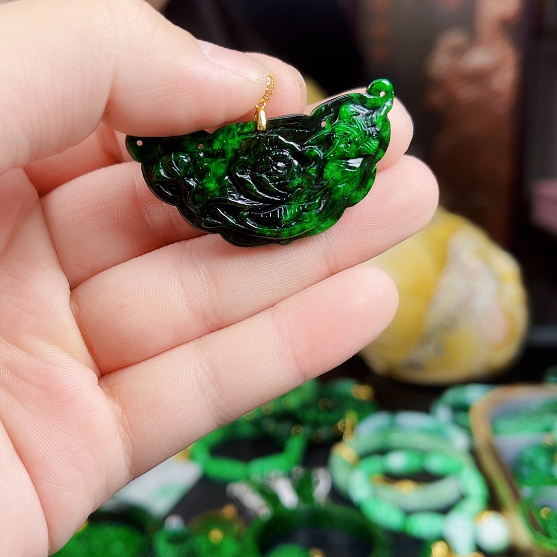 翡翠颈饰18K金镶嵌吊坠