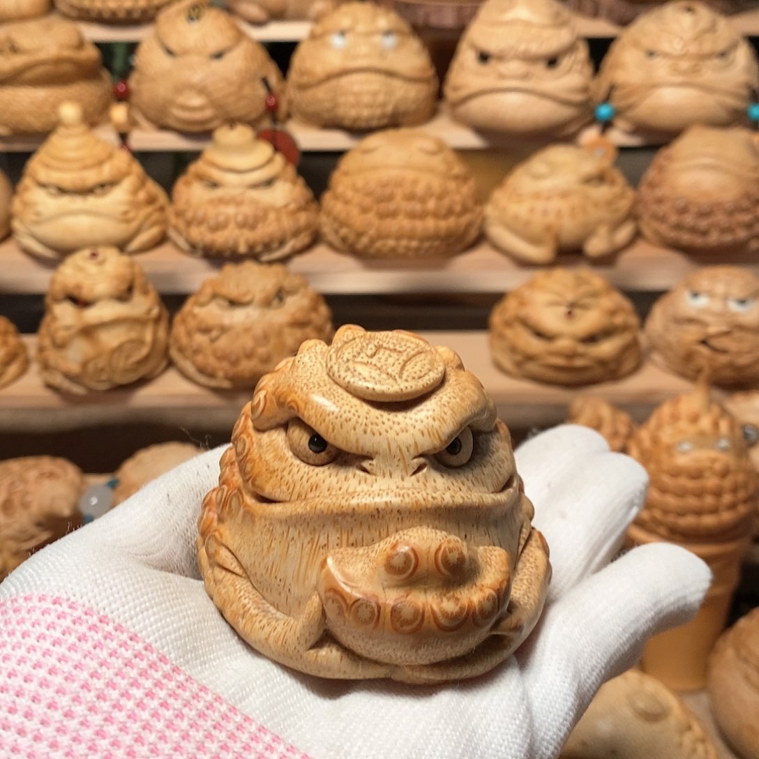 竹青****辰竹根雕金蟾手把件