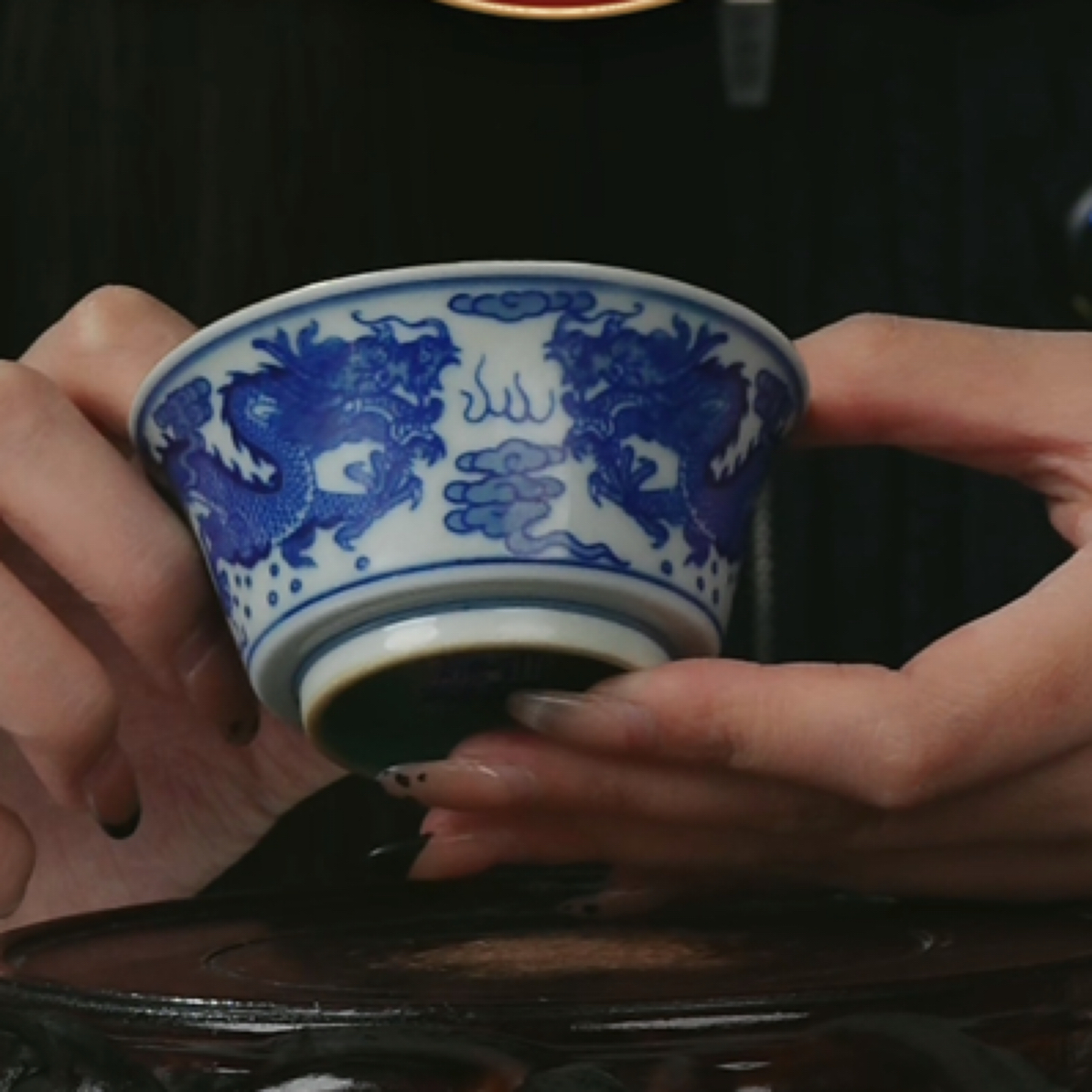 Y内松石绿地外青花双龙戏珠纹马蹄杯