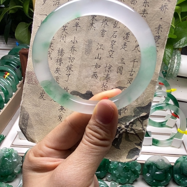 文***文石英质玉未镶嵌手镯