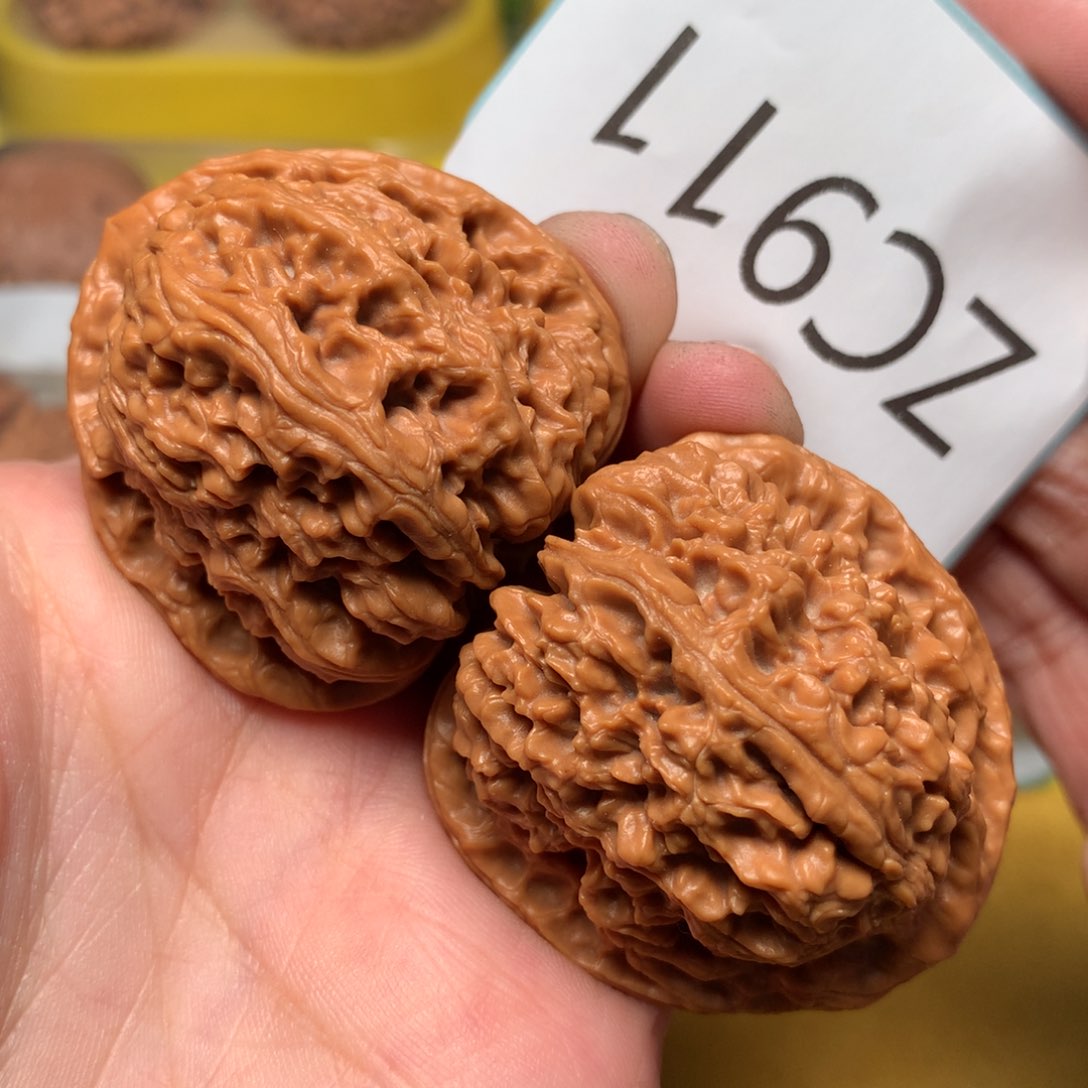 文玩核桃把件红皮炮弹南疆石42