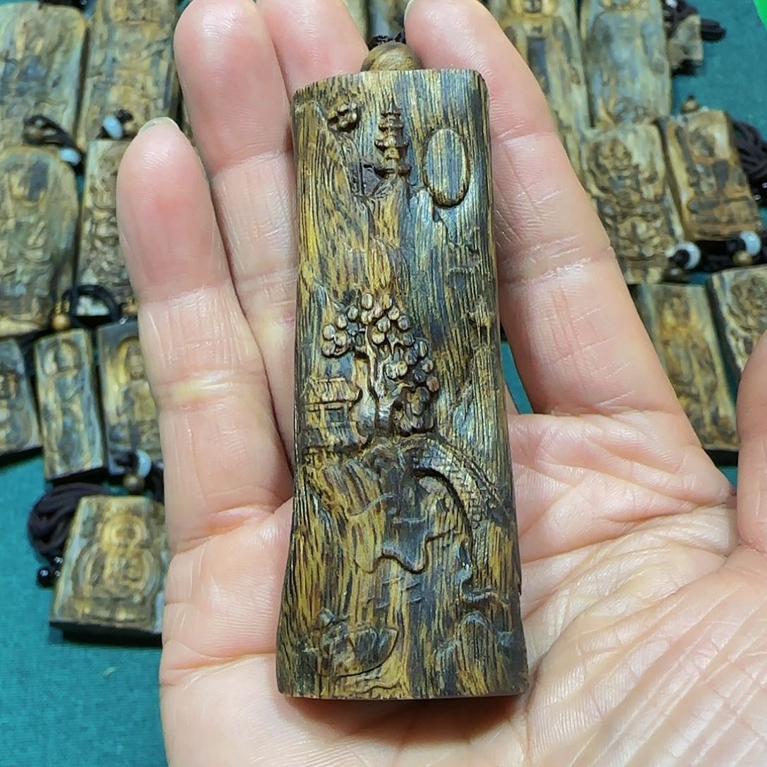 沉香吊坠h*海南白奇乌身老料雕刻山水牌带绳22克