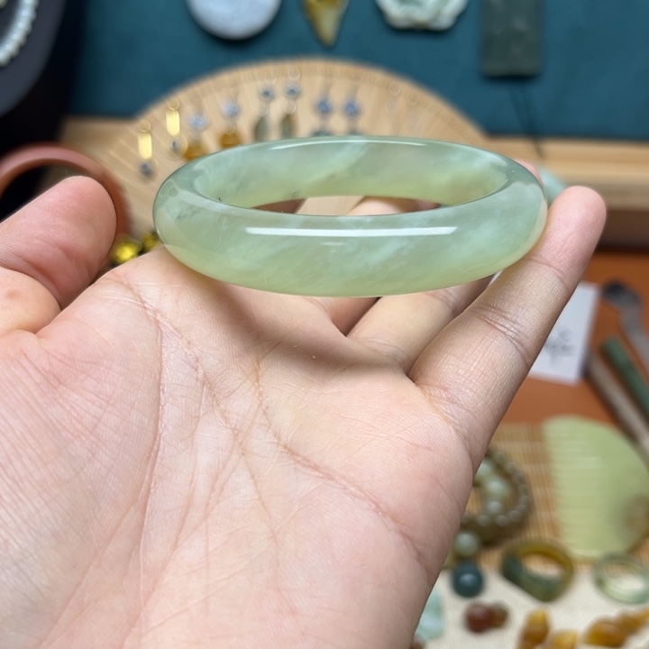 蛇纹石玉手镯未镶嵌