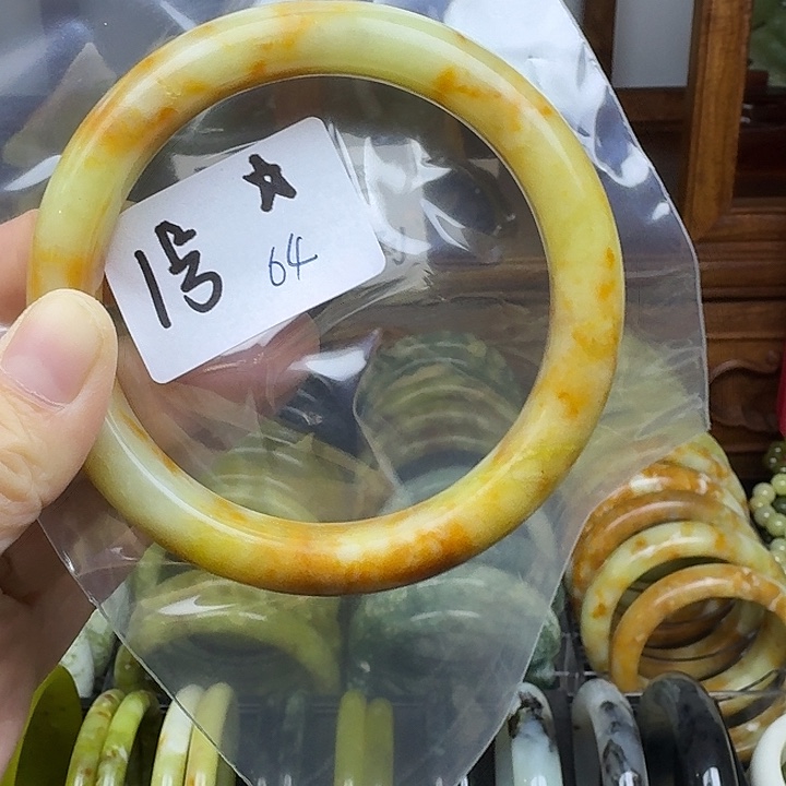 蛇纹石玉未镶嵌手镯是*糖