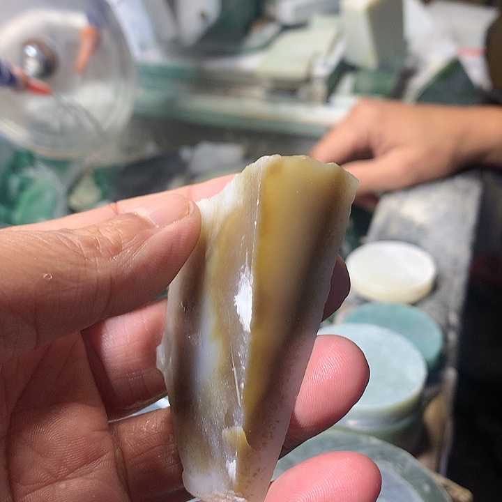 颈饰未镶嵌和田玉（糖玉）