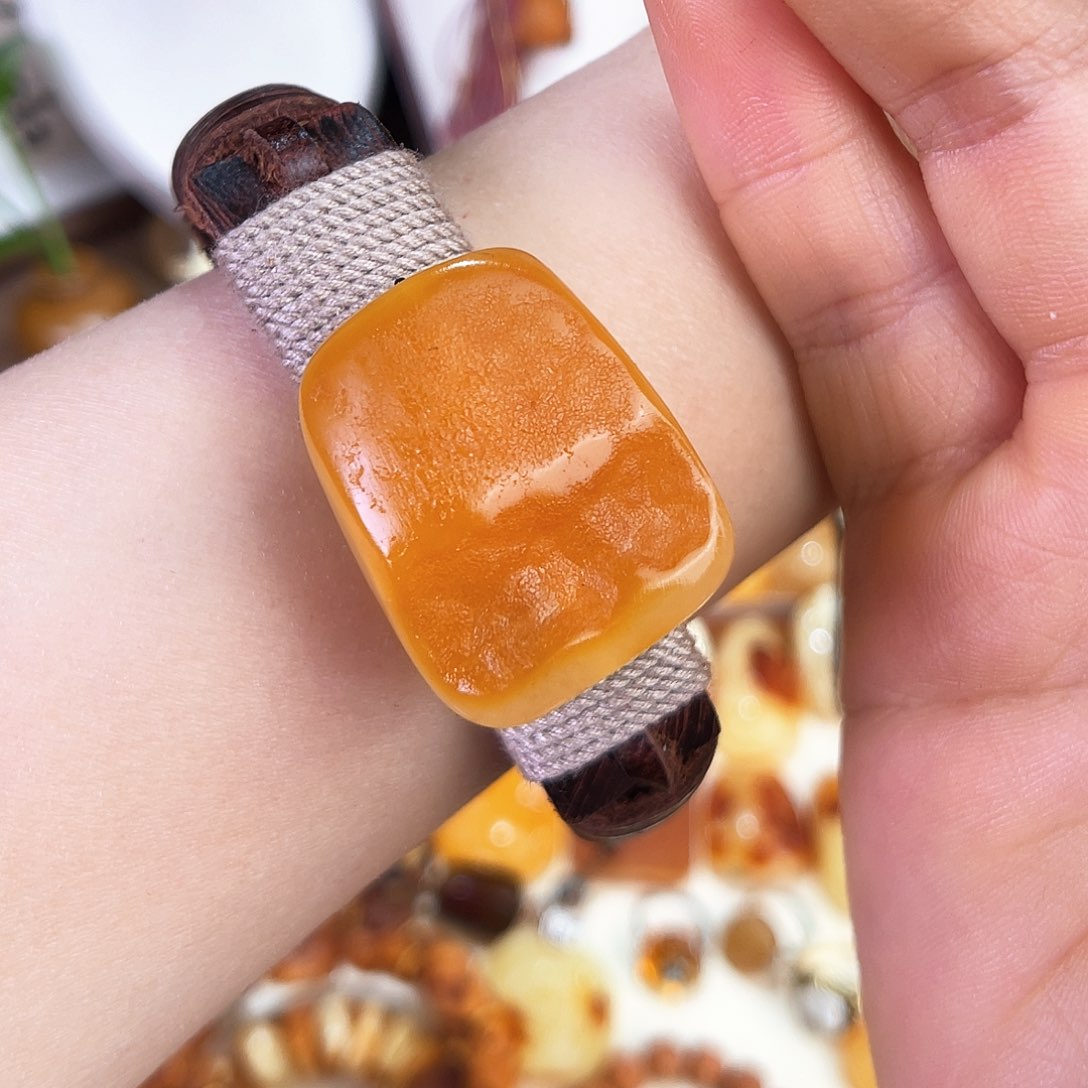 琥珀珠宝奇石未镶嵌。