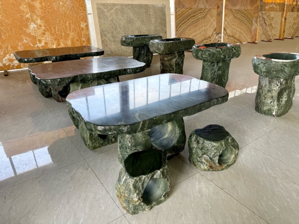 天然九龙壁富贵绿石桌一体大型庭院中式洞洞石桌复古石凳工艺品