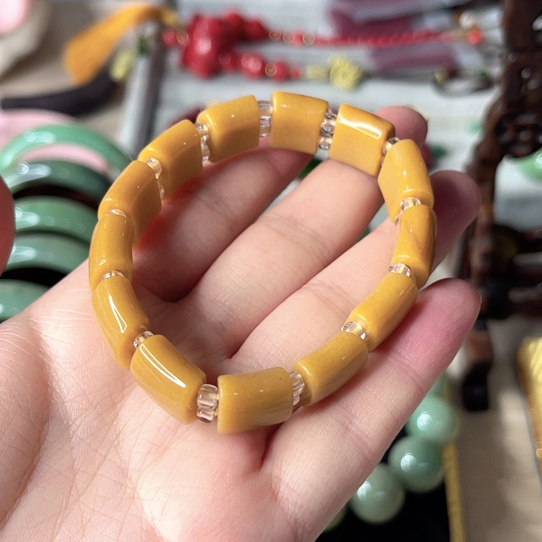 丽***密玉（石英质玉）未镶嵌颈饰