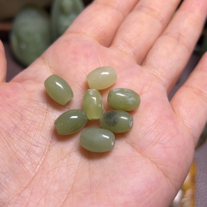 颈饰未镶嵌岫岩河磨玉（透闪石质玉）