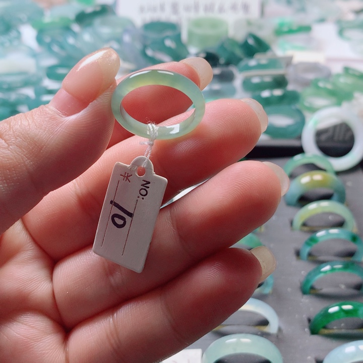 翡翠未镶嵌颈饰戒指