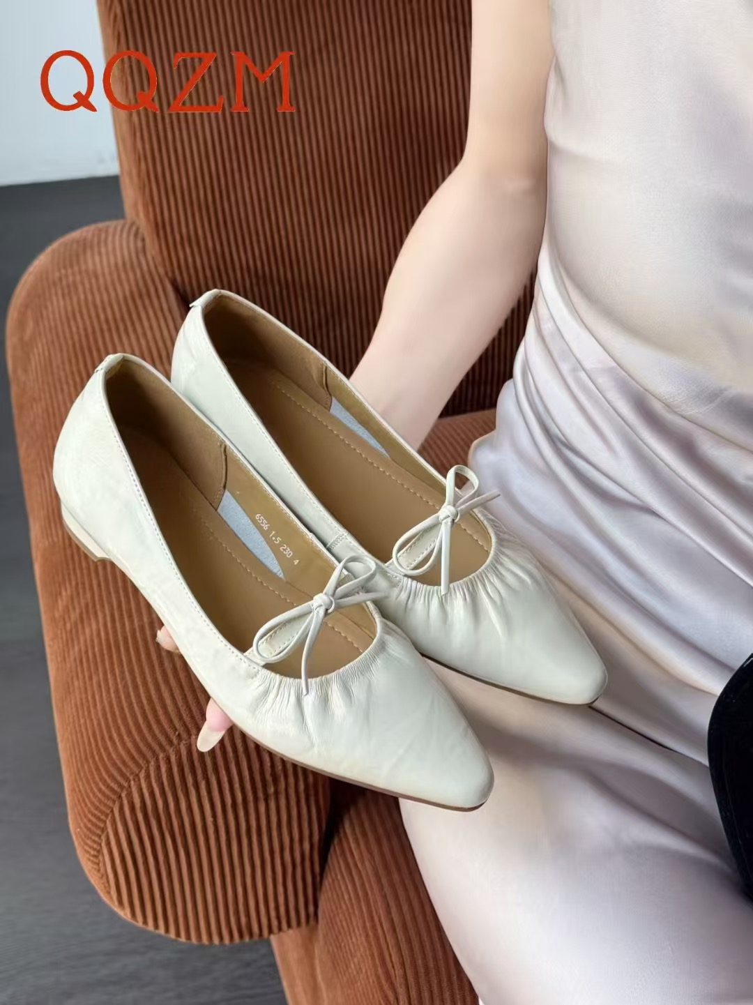 粗跟牛皮单鞋066556米色