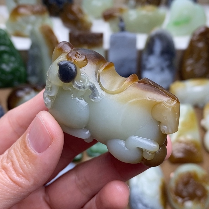 兜****和田玉未镶嵌颈饰